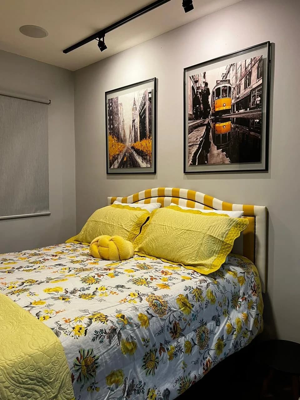 Loft Sunflower: Amarelo e girassol na roupa de cama, pôsteres de Nova York e cozinha de revestimento amarelo.